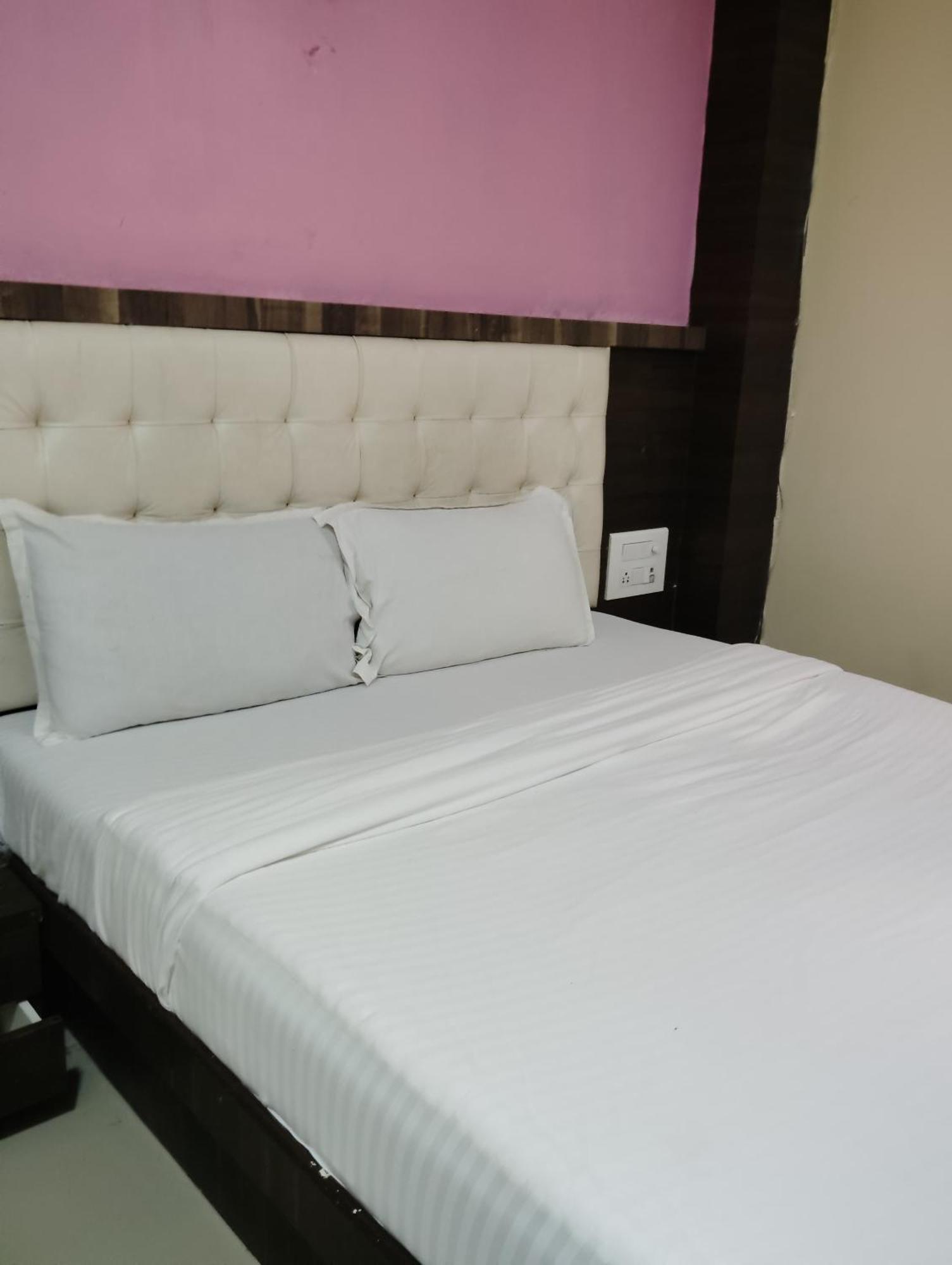 Hotel Golden Park Near Nesco มุมไบ ภายนอก รูปภาพ