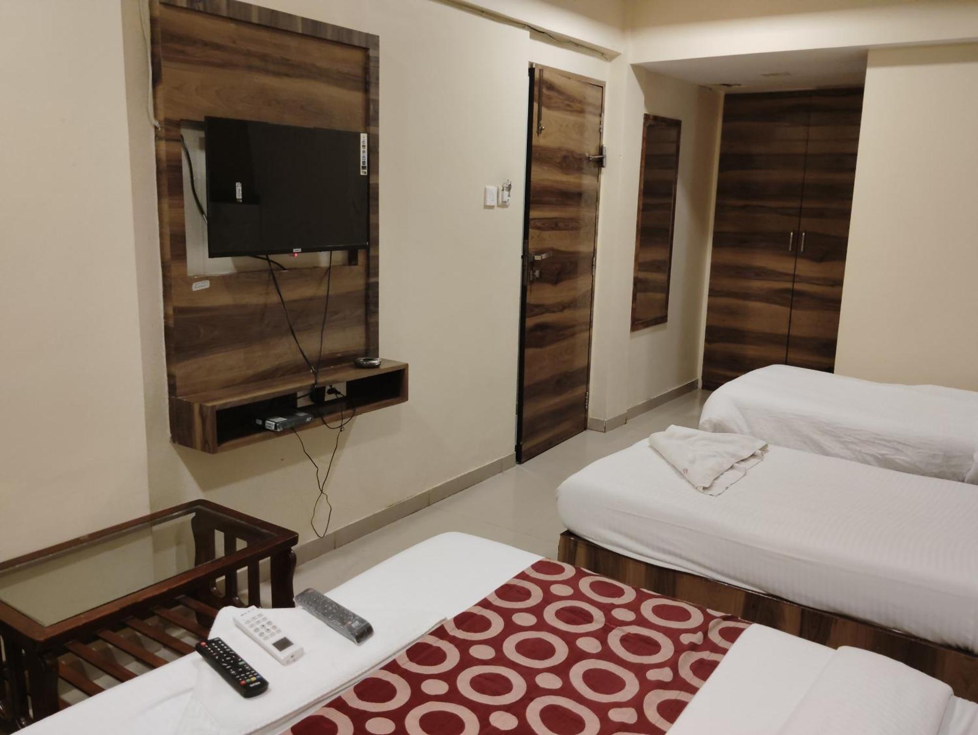 Hotel Golden Park Near Nesco มุมไบ ภายนอก รูปภาพ