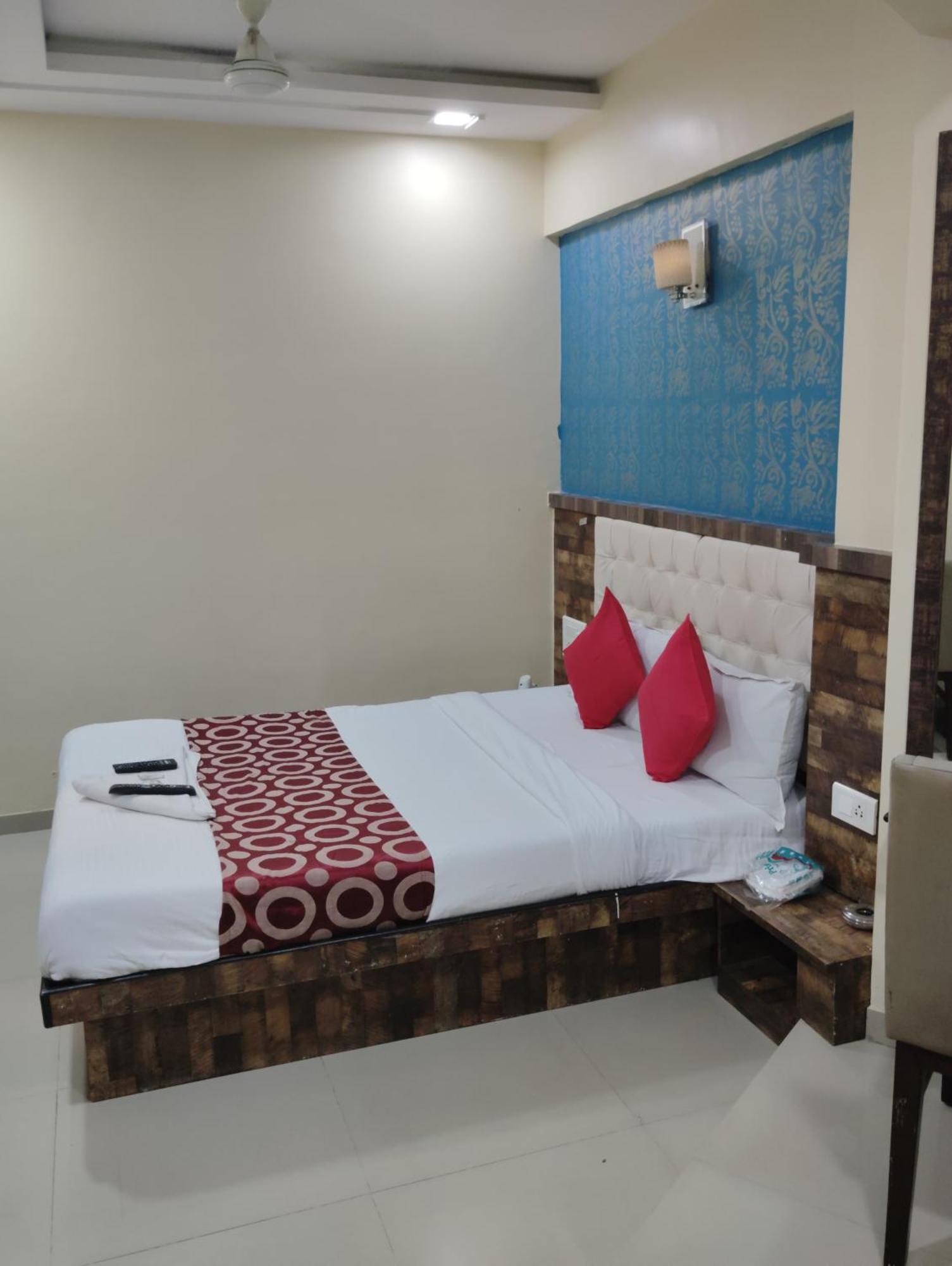 Hotel Golden Park Near Nesco มุมไบ ภายนอก รูปภาพ