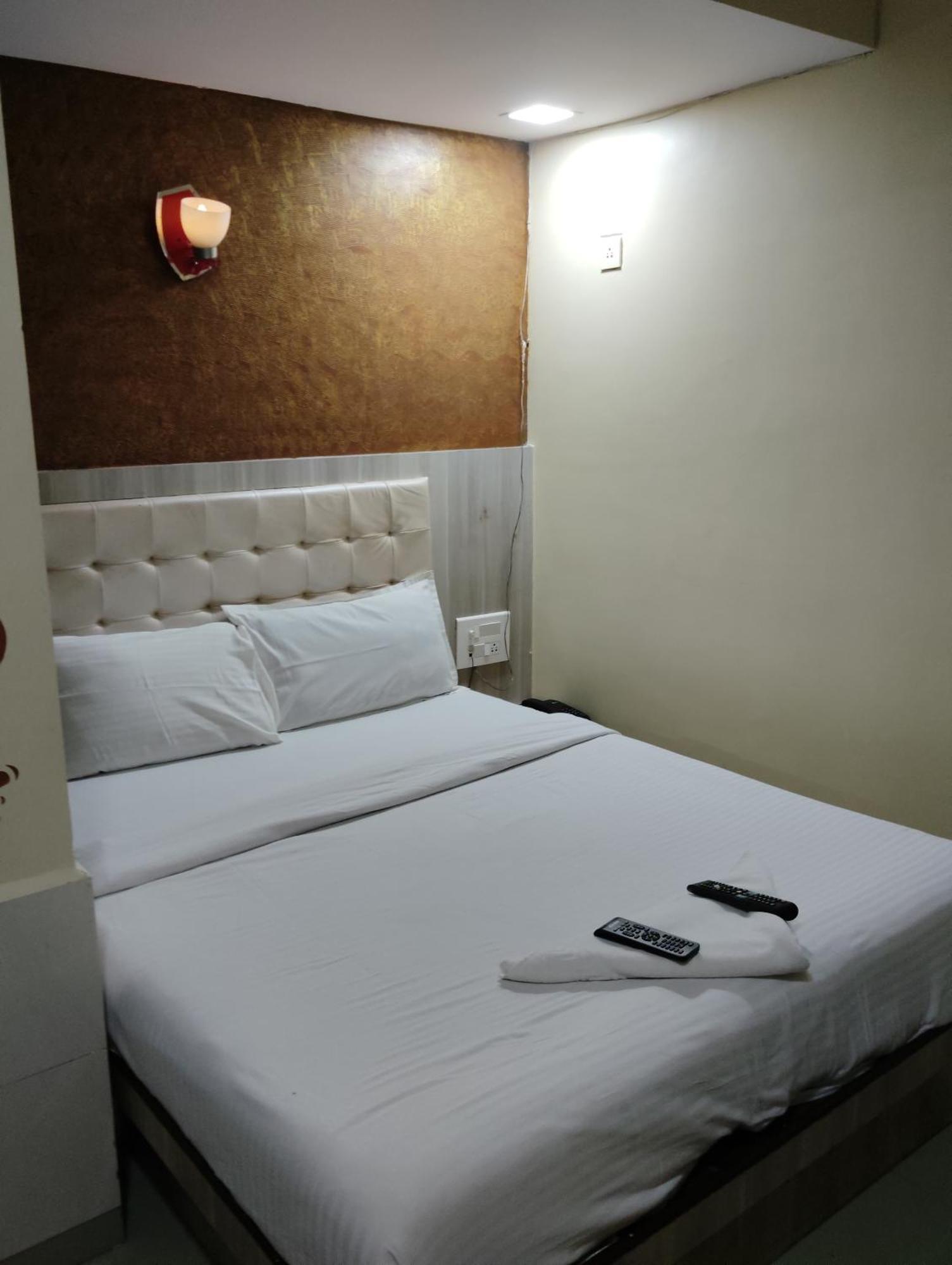 Hotel Golden Park Near Nesco มุมไบ ภายนอก รูปภาพ