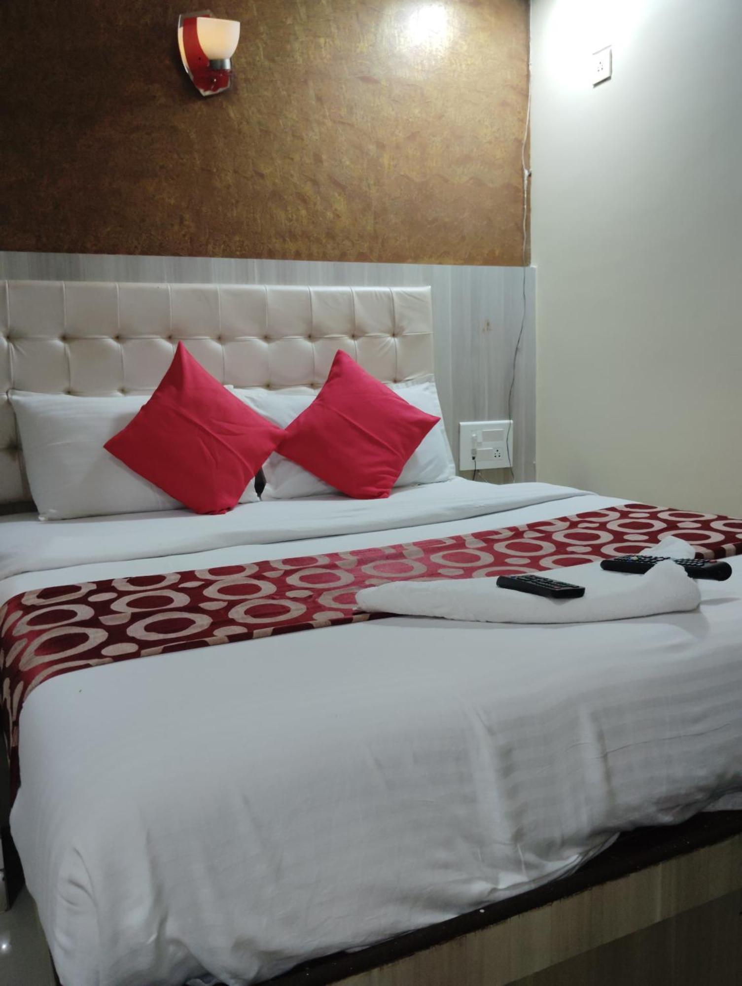 Hotel Golden Park Near Nesco มุมไบ ภายนอก รูปภาพ