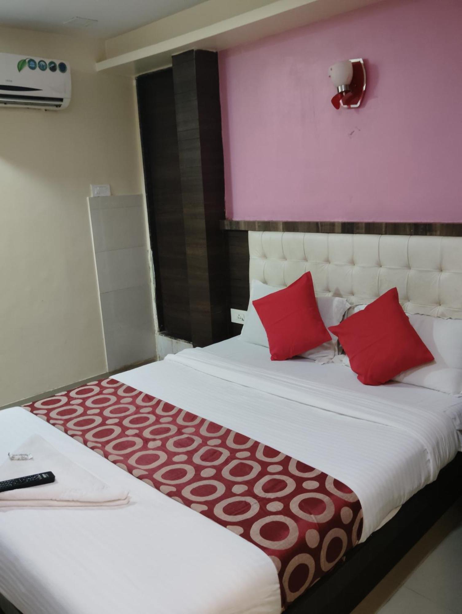 Hotel Golden Park Near Nesco มุมไบ ภายนอก รูปภาพ