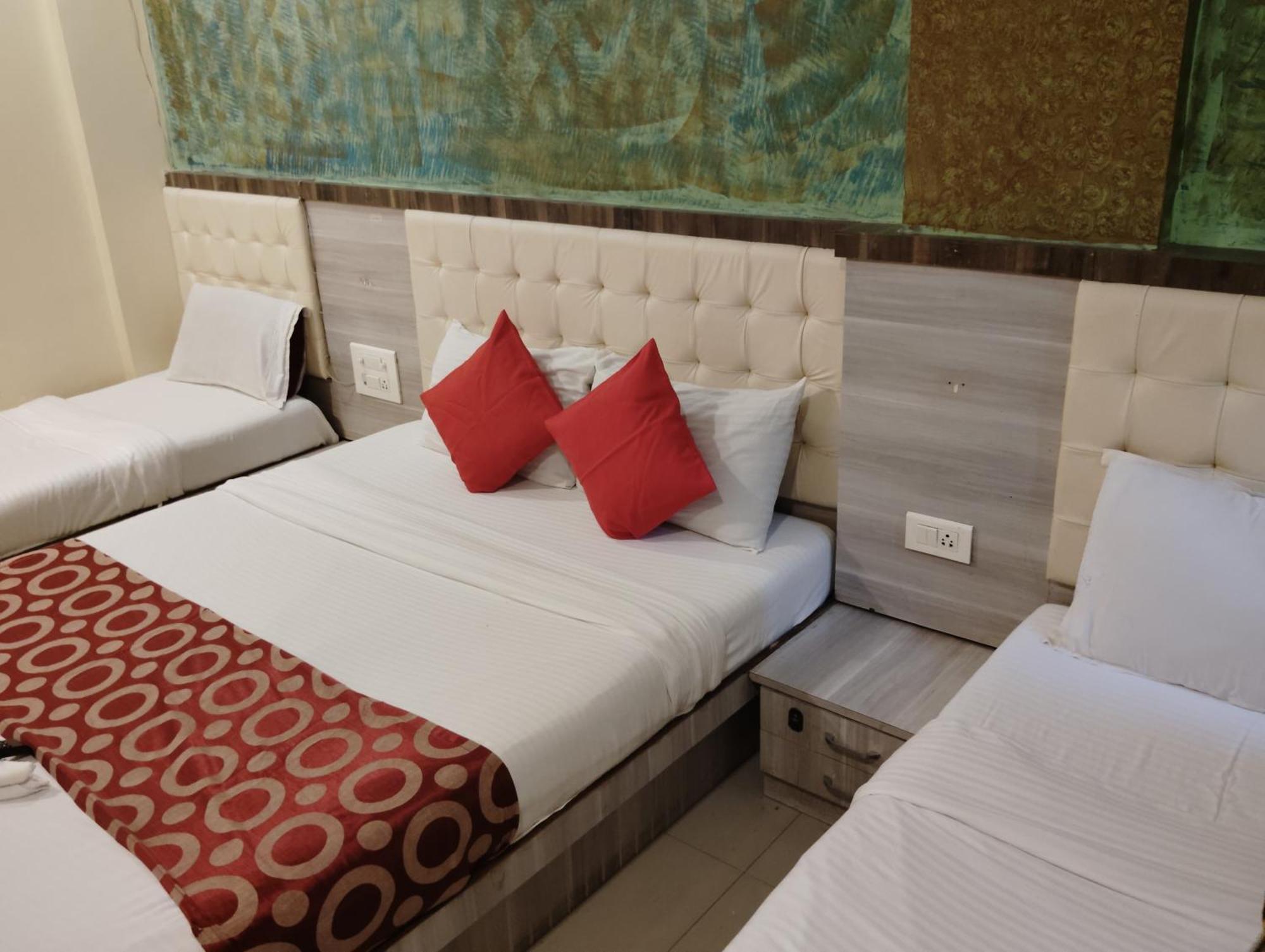 Hotel Golden Park Near Nesco มุมไบ ภายนอก รูปภาพ