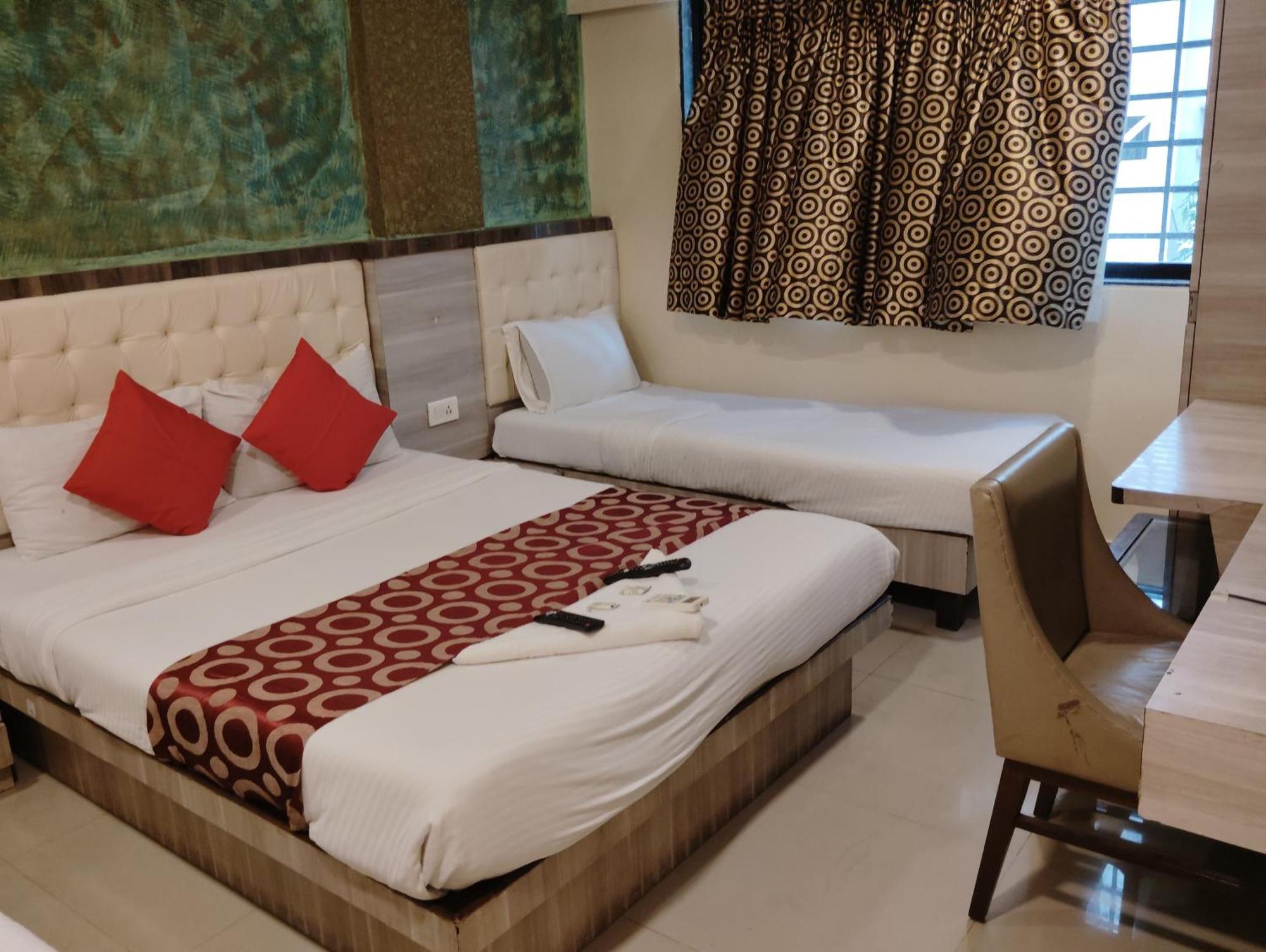 Hotel Golden Park Near Nesco มุมไบ ภายนอก รูปภาพ