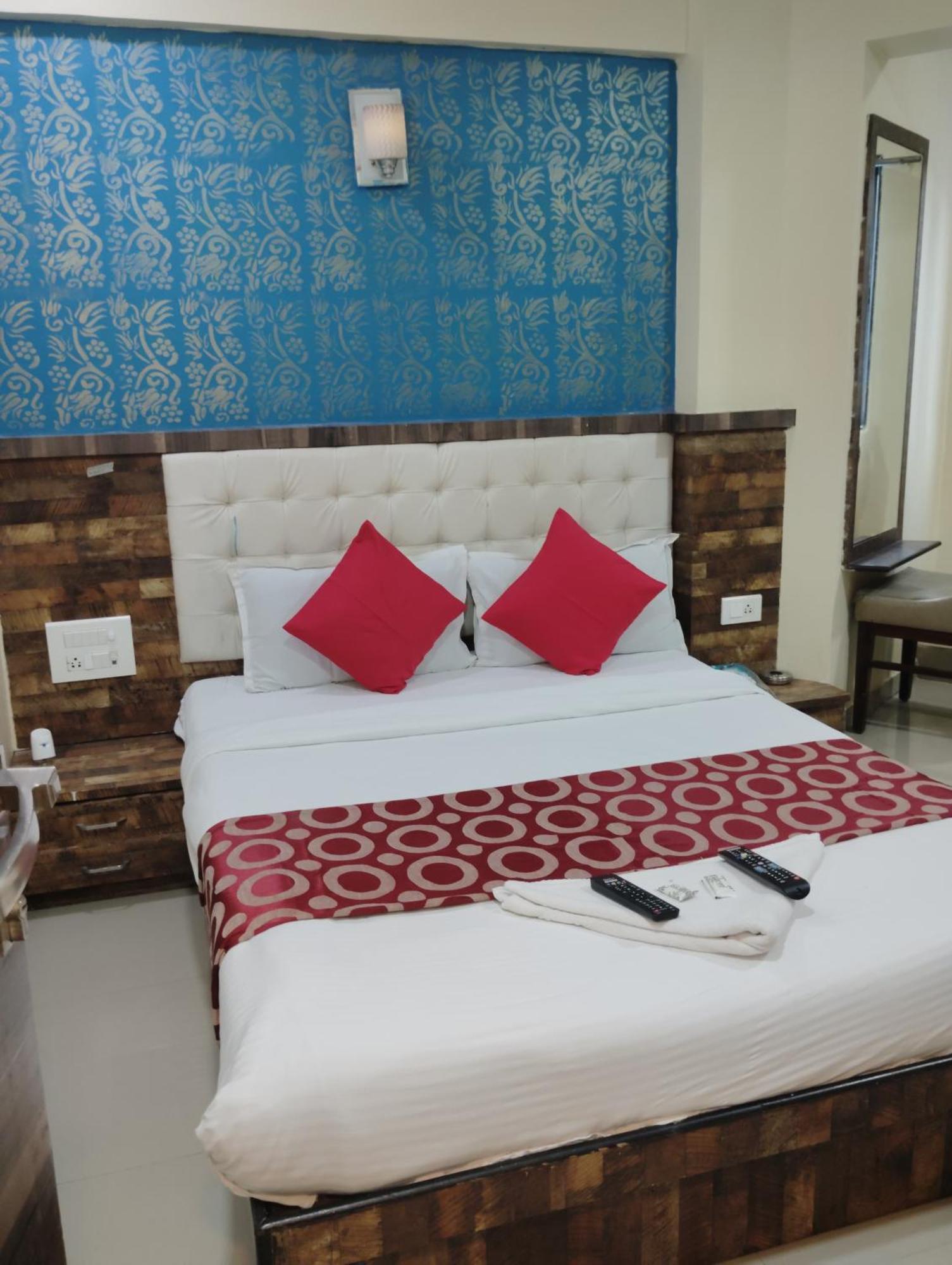 Hotel Golden Park Near Nesco มุมไบ ภายนอก รูปภาพ
