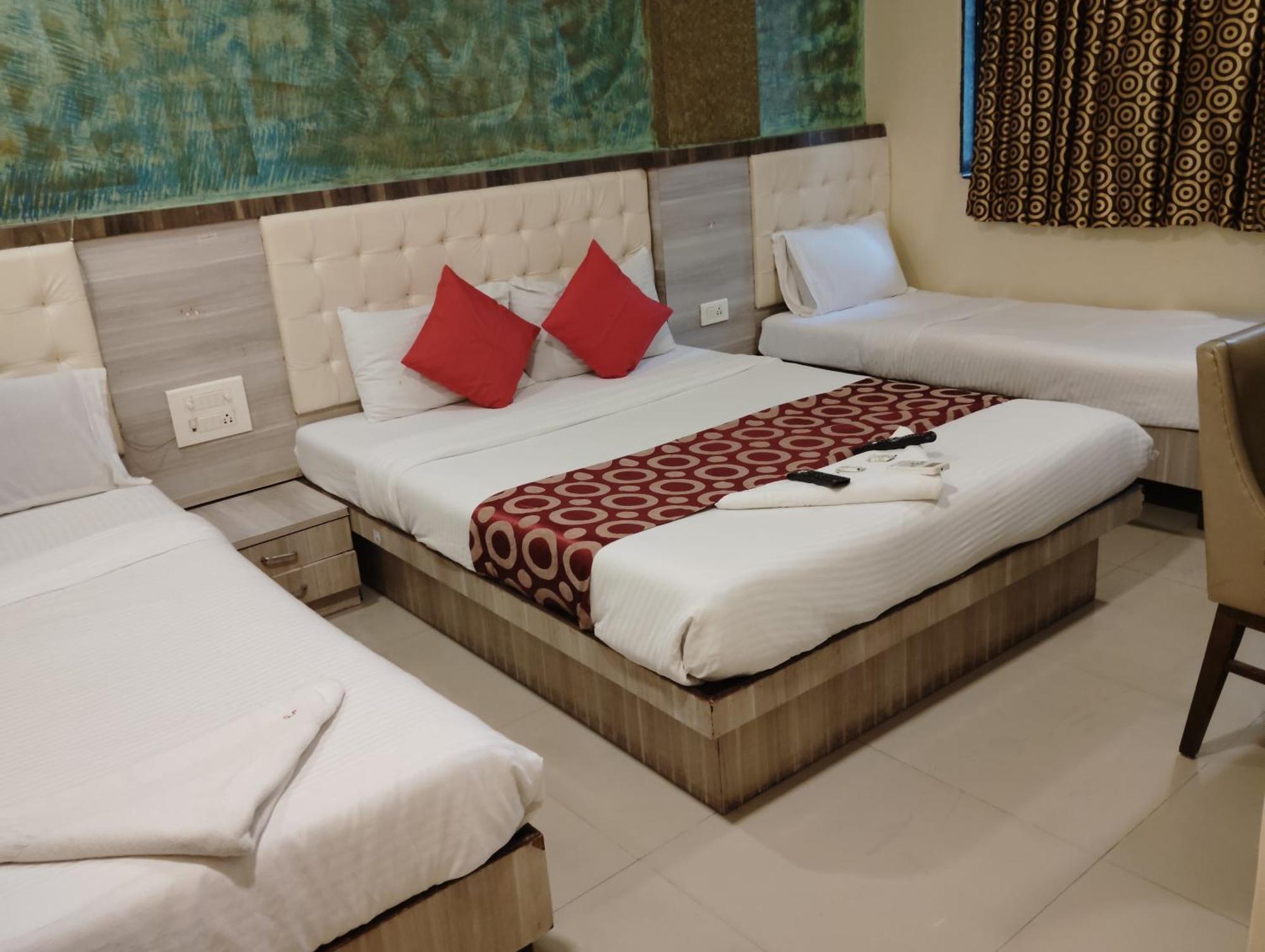 Hotel Golden Park Near Nesco มุมไบ ภายนอก รูปภาพ