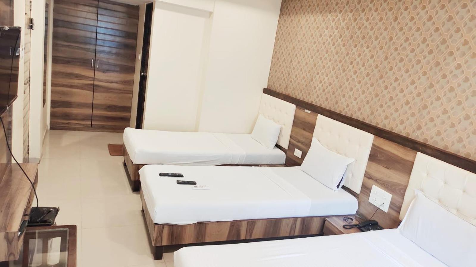 Hotel Golden Park Near Nesco มุมไบ ภายนอก รูปภาพ
