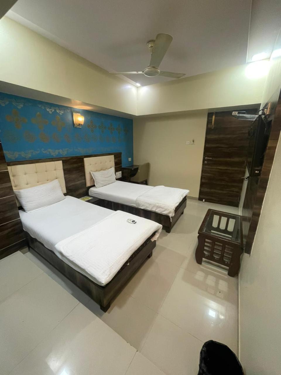 Hotel Golden Park Near Nesco มุมไบ ภายนอก รูปภาพ