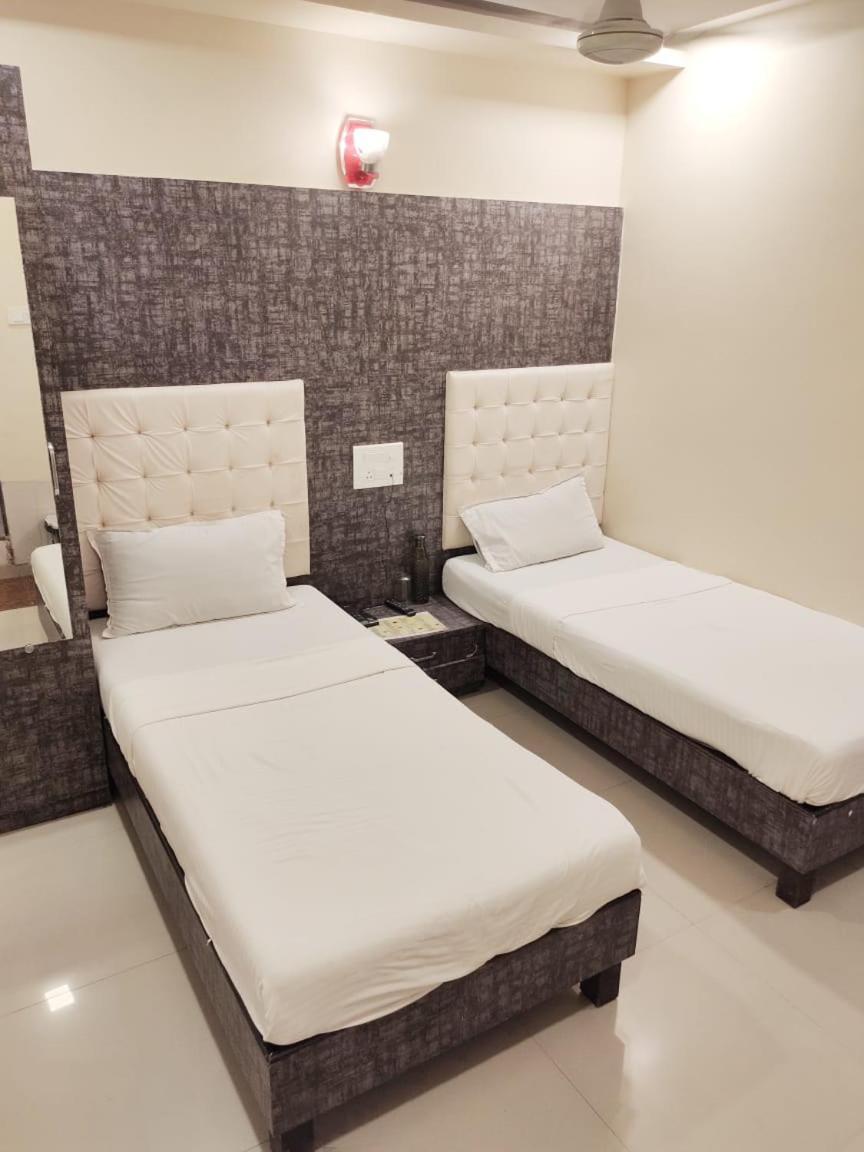 Hotel Golden Park Near Nesco มุมไบ ภายนอก รูปภาพ