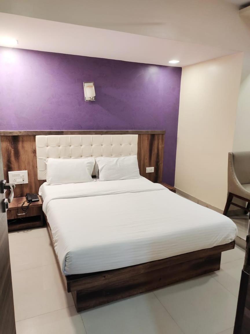 Hotel Golden Park Near Nesco มุมไบ ภายนอก รูปภาพ