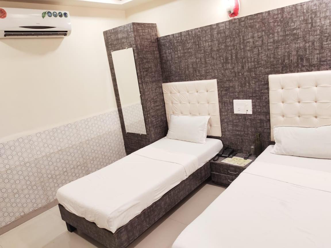 Hotel Golden Park Near Nesco มุมไบ ภายนอก รูปภาพ